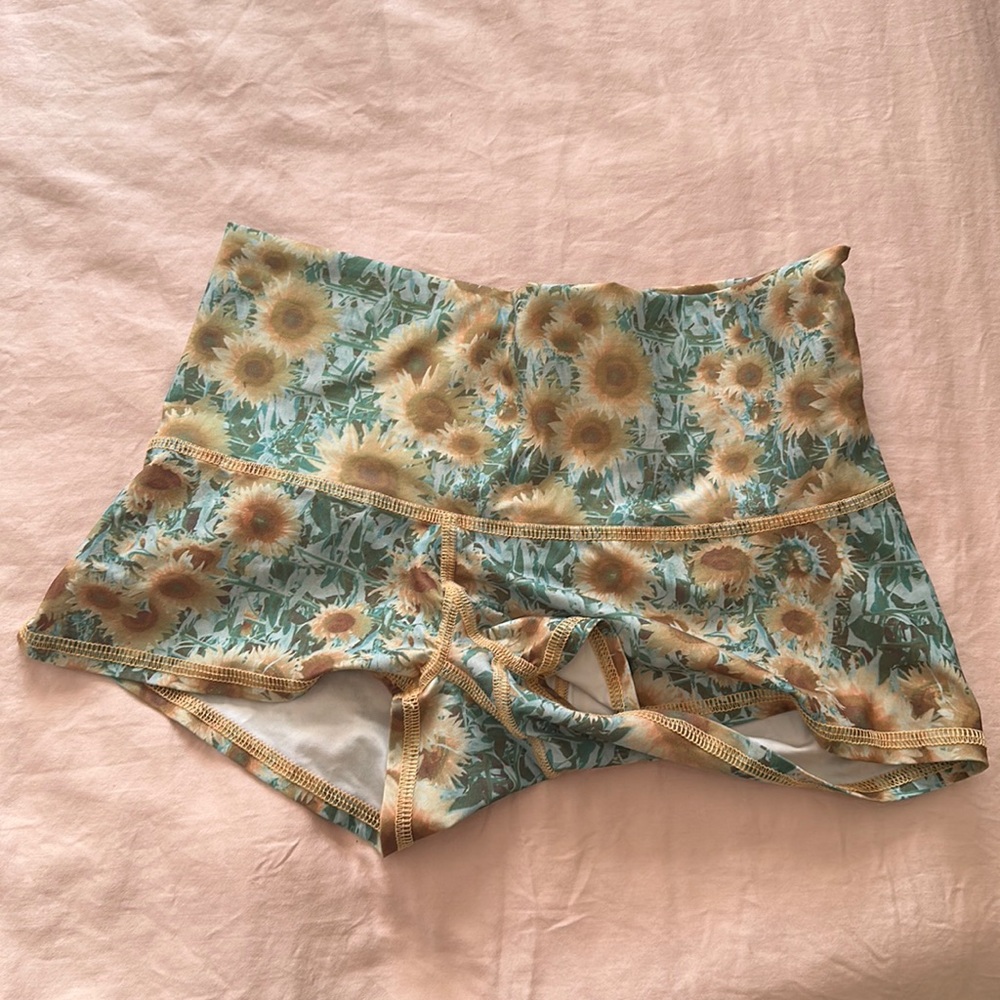 great condition teeki shorts in fun sunflower print